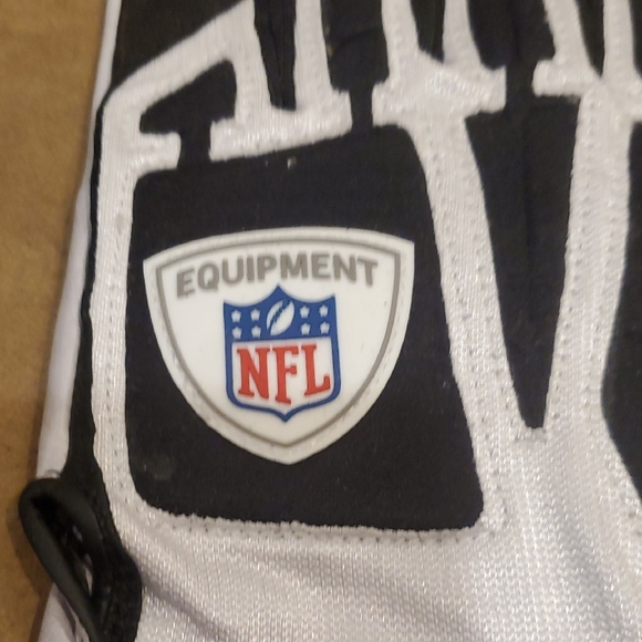 Nike Black and White NFL Equipment Gloves OL Gloves - Picture 4 of 6